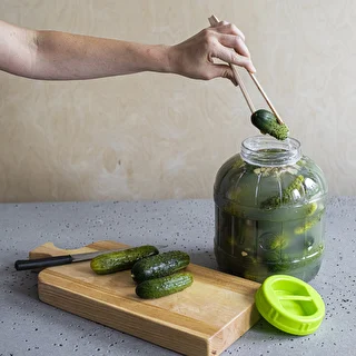Shatterproof jar for brine pickling 5 L + wooden tongs – photo 4
