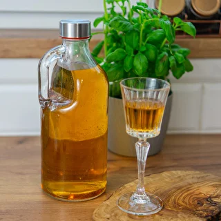 1 L glass bottle with cap and hand – photo 3