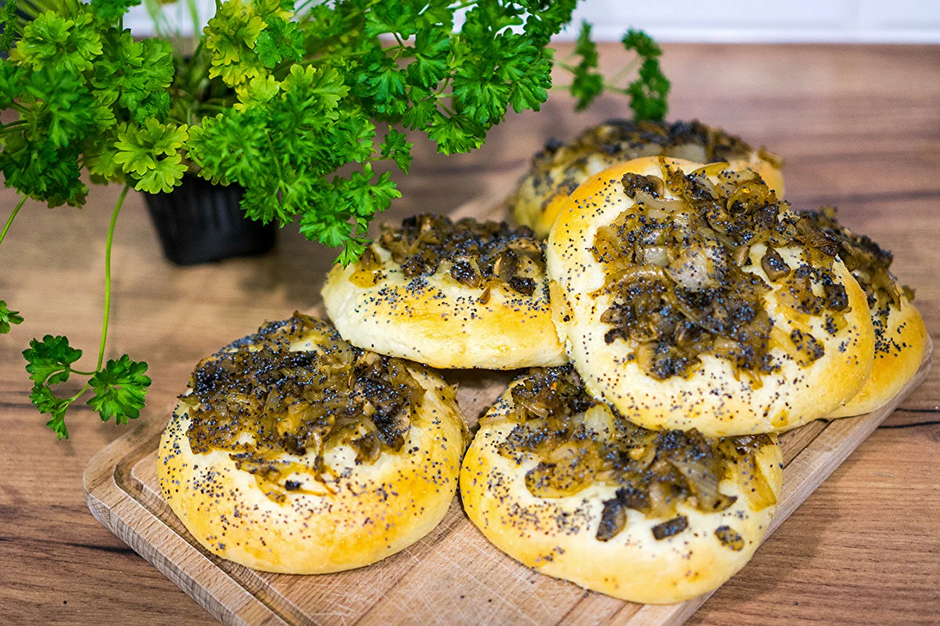 Yeasted onion rolls with mushrooms