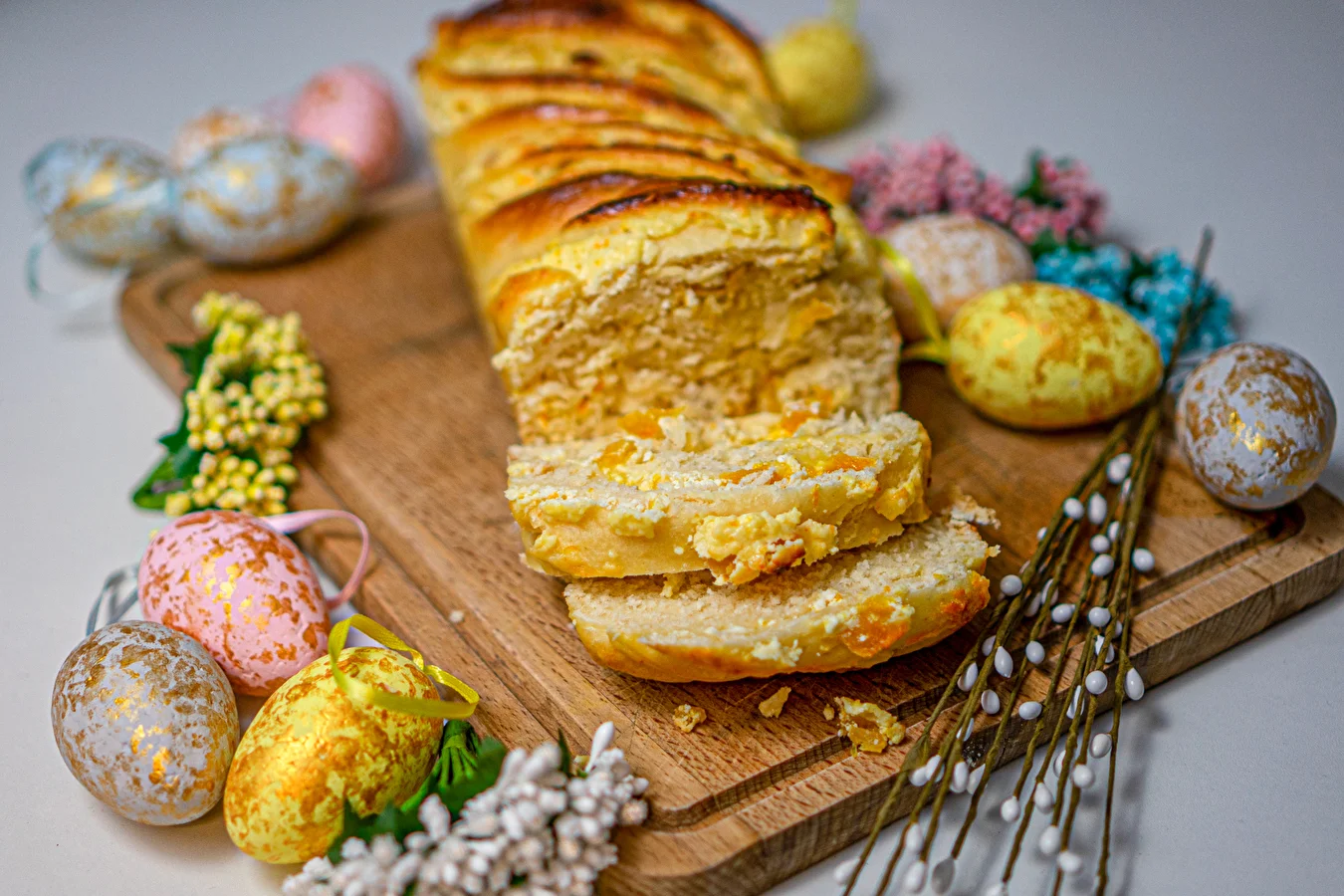 Easter yeast cake with curd cheese and apricots
