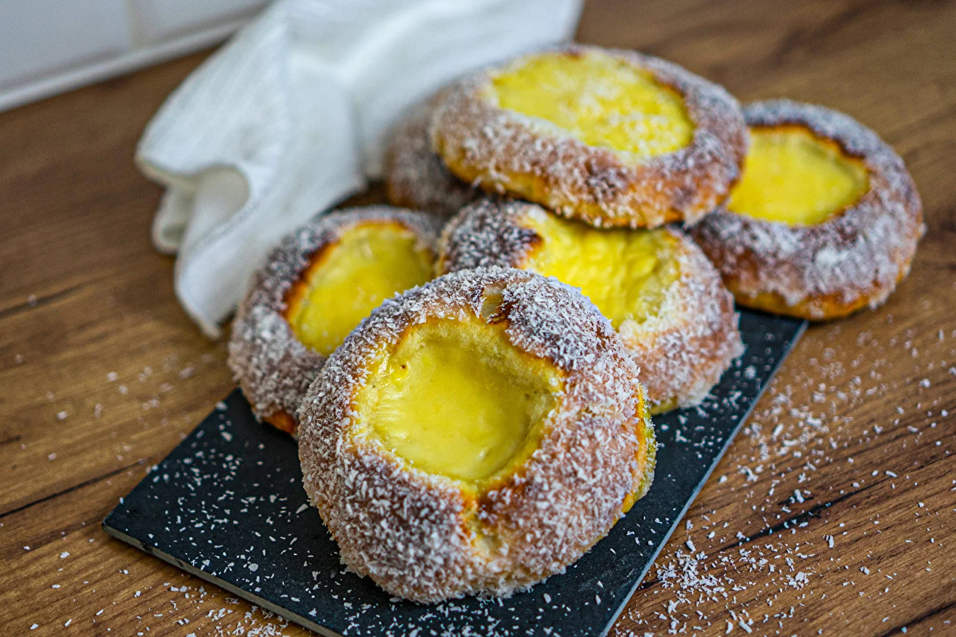 Skoleboller – Norwegian buns with custard and coconut