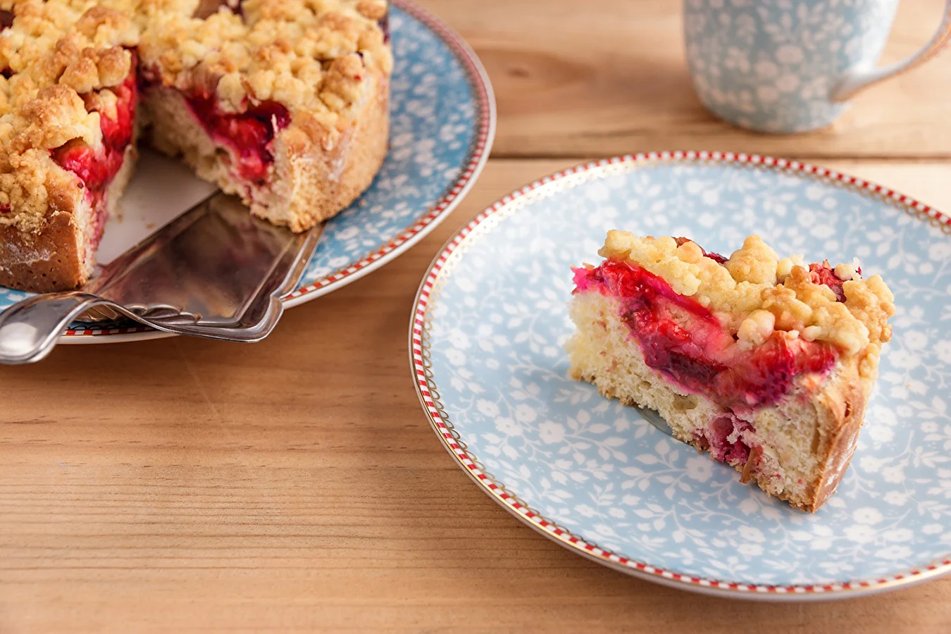 No-knead yeast cake with strawberries