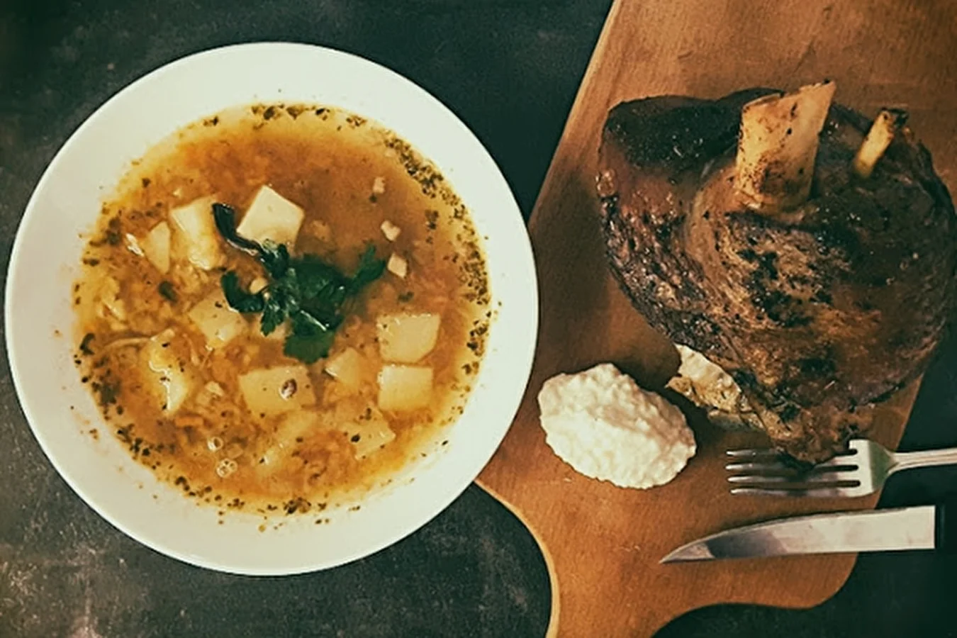 Split pea soup with pork knuckle
