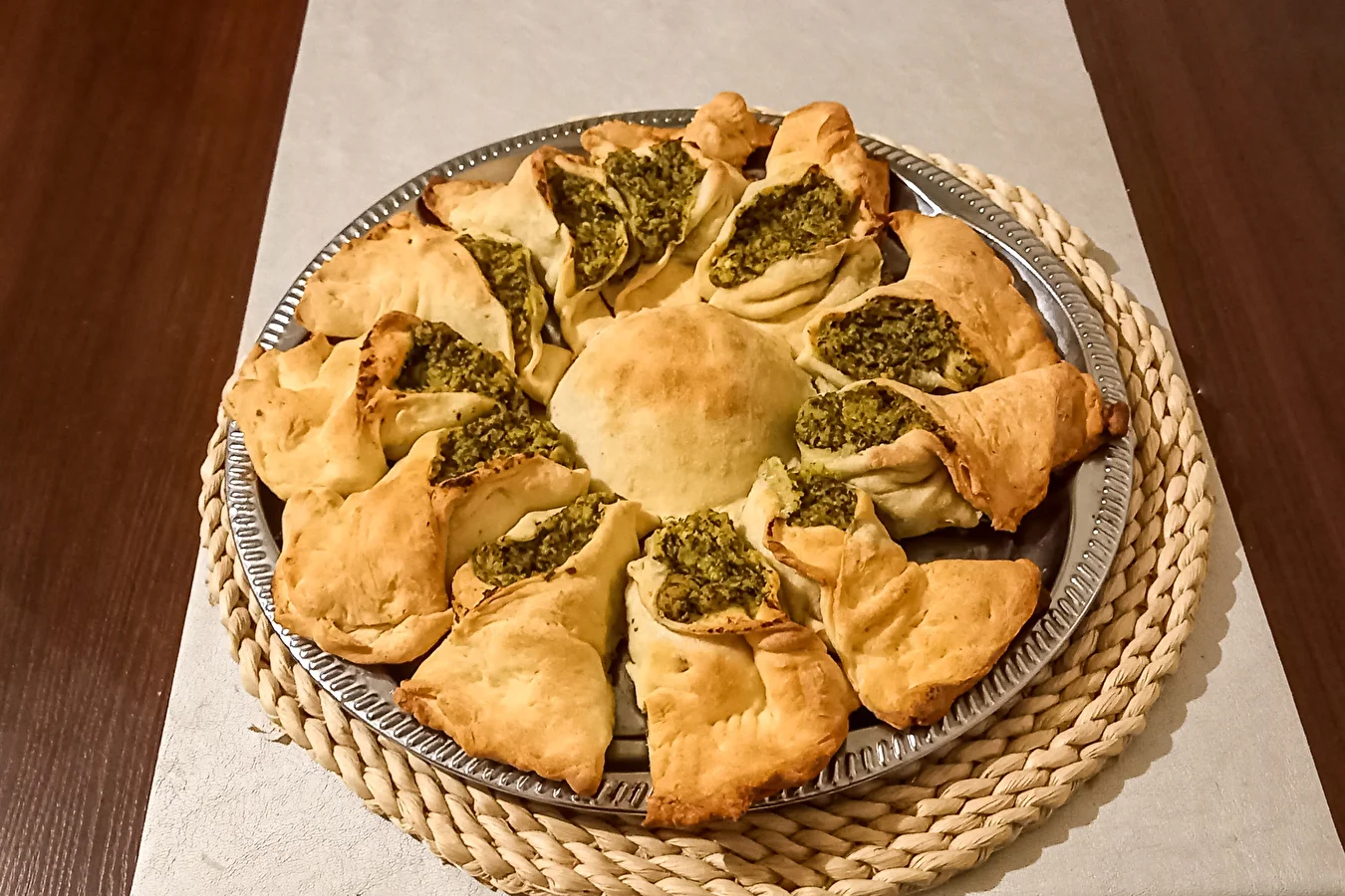 Spinach yeasted star bread