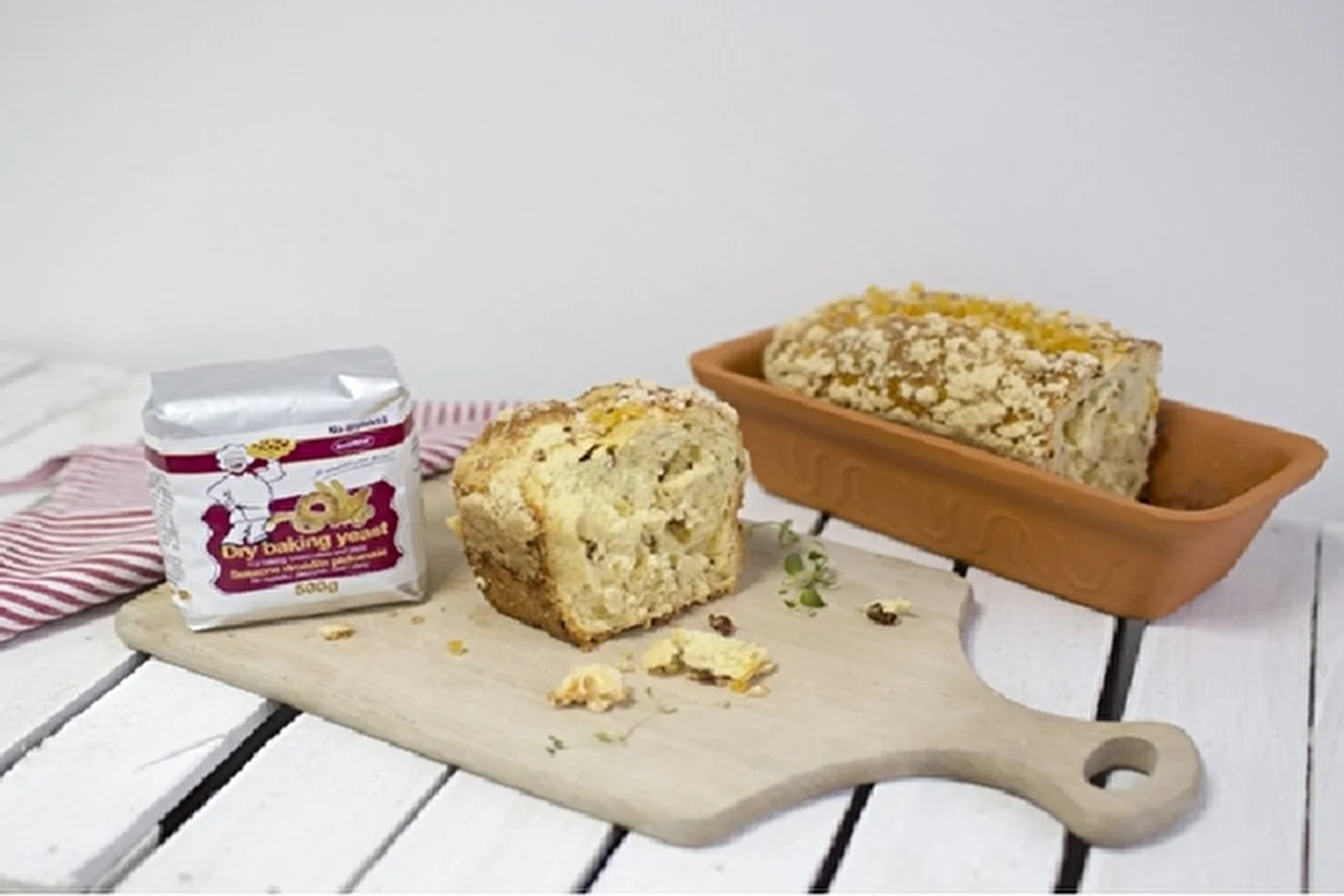 Homemade yeast cake with currants and crumble