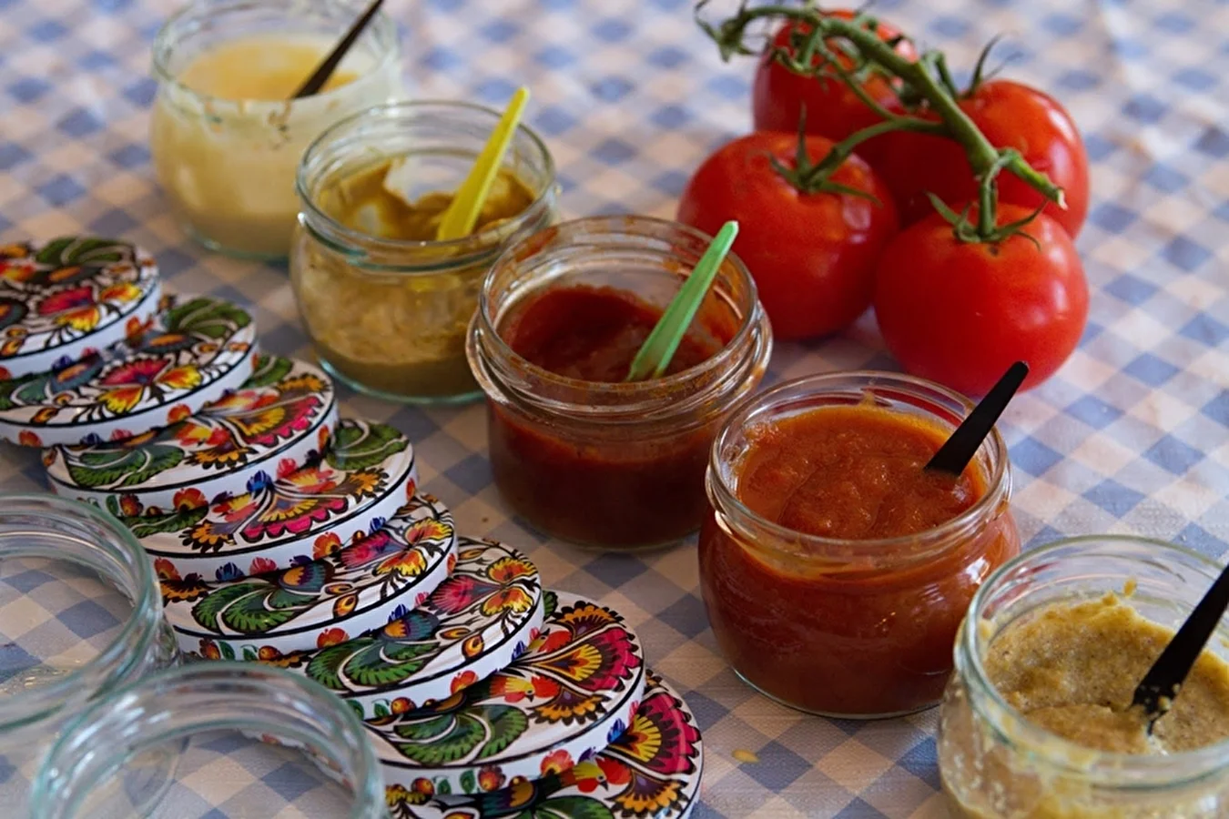 Homemade sauces: ketchup, mayonnaise and mustard