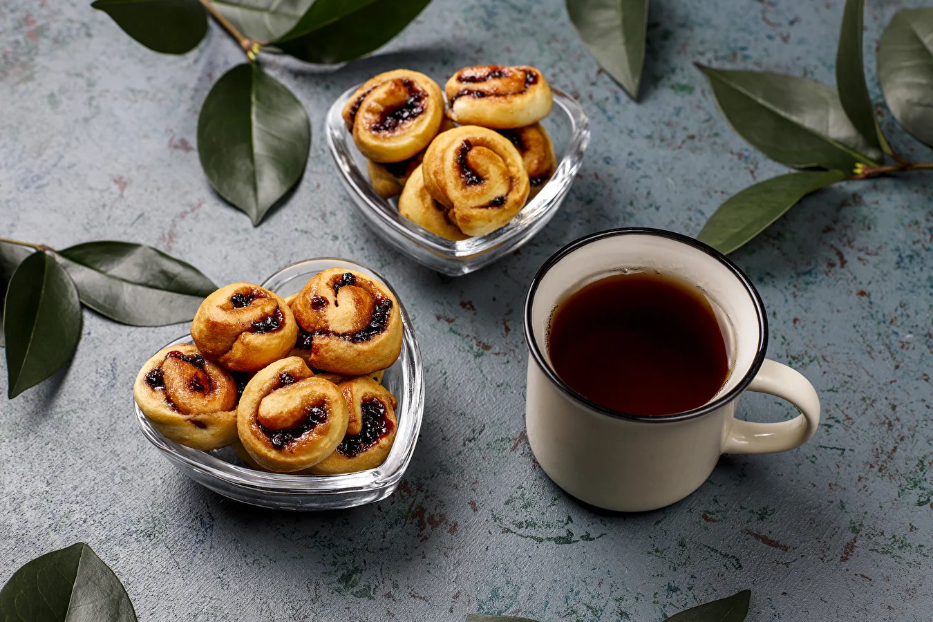 Yeast swirls with sour cherries