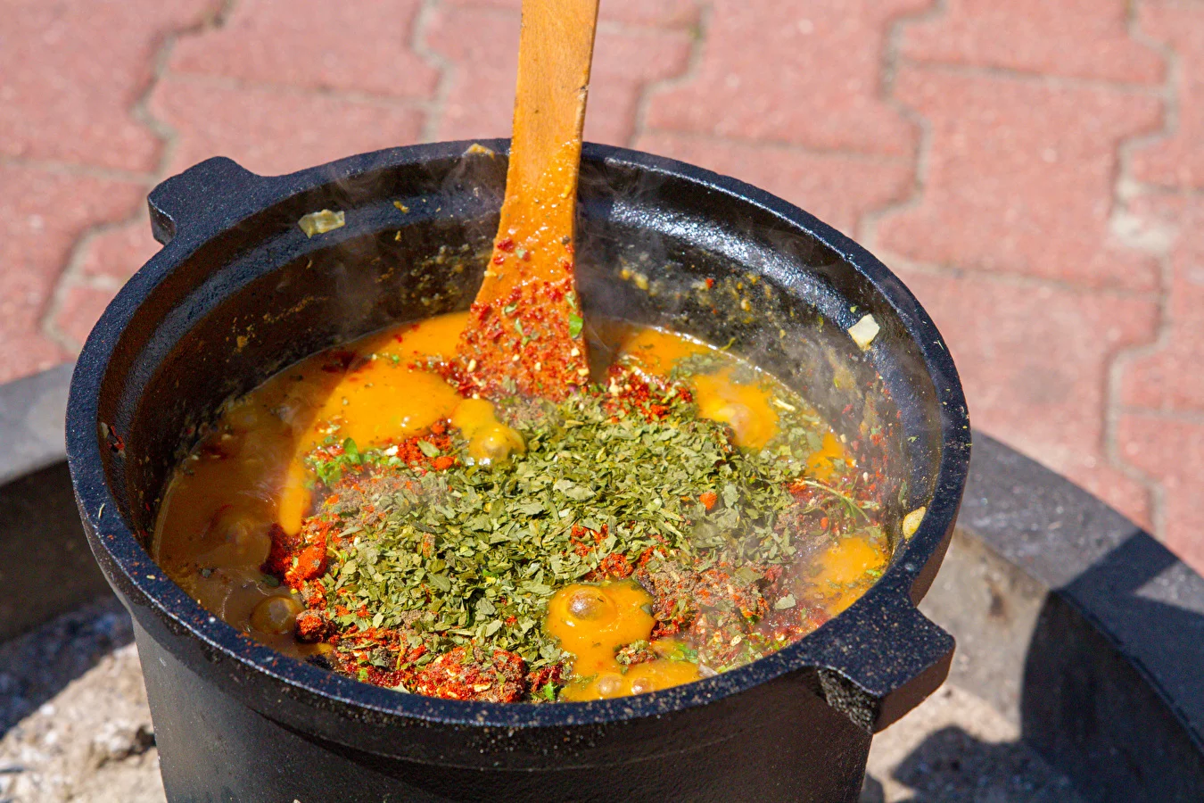 Meat-and-vegetable cauldron stew