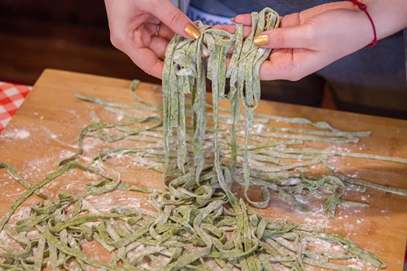 Spinach pasta with curd cheese and bacon