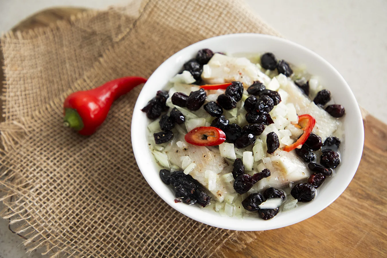 Herring in an oil marinade with chili and cranberries