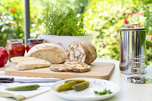 Poultry ham with gherkins – from a ham cooker