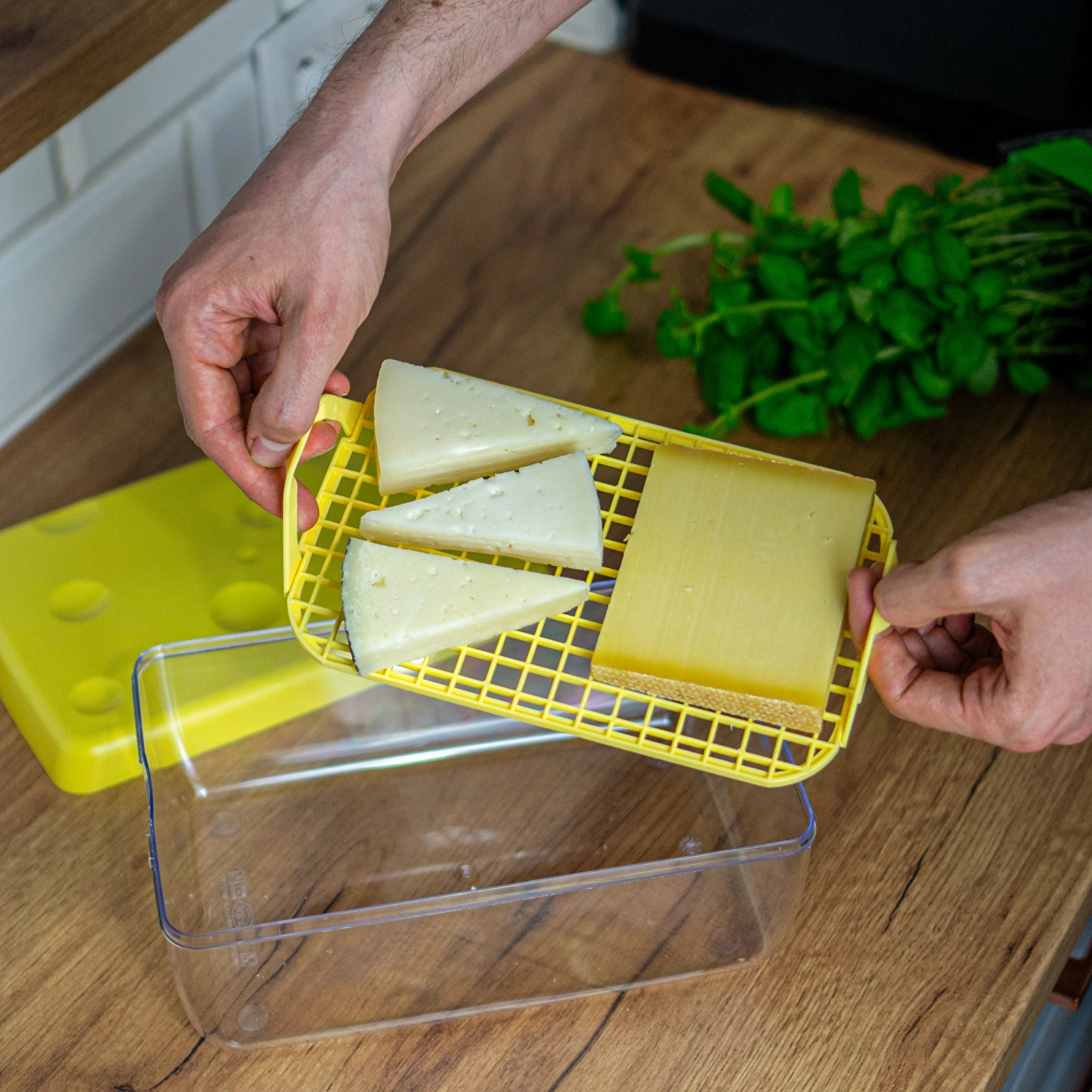 A container for storage and production of cheese. symbol:411223