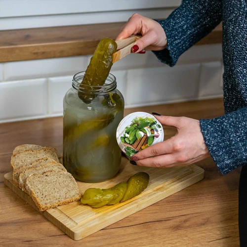 1,5l twist off glass jar with coloured lid Ø82/6 and tongs - 6 ['glass jar', ' jar with lid', ' jar for pickles', ' jar for cucumbers', ' jar with tongs', ' cucumber tongs', ' kitchen tongs']