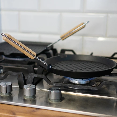 Cast iron round griddle pan with handle, 24 cm - 4 ['cast iron skillet induction', ' cast iron pots', ' skillet with wooden handle', ' cast iron pots']