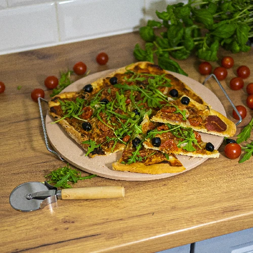 Pizza stone with stand and cutter, made of cordierite, round, 33 cm - 14 ['gift', ' homemade pizza', ' for baking pizza', ' for serving pizza', ' for baking bread', ' for baking buns']