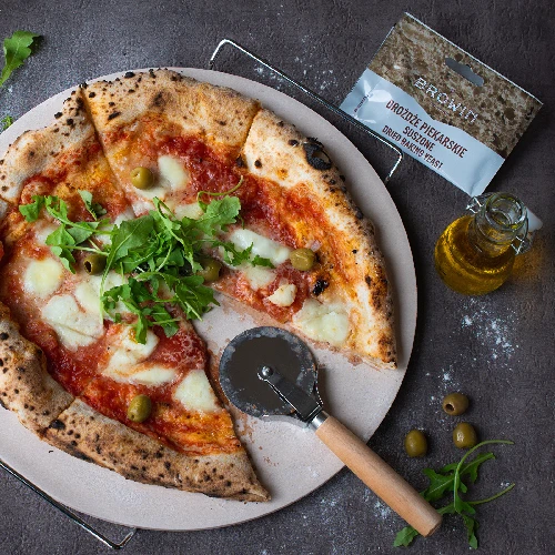 Pizza stone with stand and cutter, made of cordierite, round, 33 cm - 12 ['gift', ' homemade pizza', ' for baking pizza', ' for serving pizza', ' for baking bread', ' for baking buns']