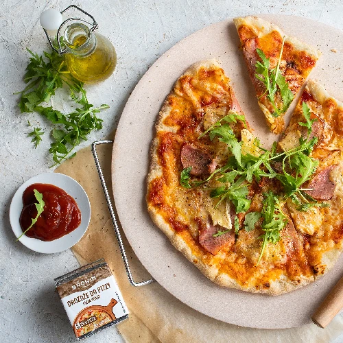 Pizza stone with stand and cutter, made of cordierite, round, 33 cm - 13 ['gift', ' homemade pizza', ' for baking pizza', ' for serving pizza', ' for baking bread', ' for baking buns']